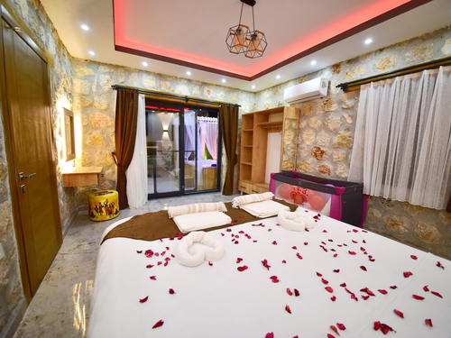  gece  -  Kasım
  | Kalkan Akbel'de Romantik Jakuzili Villa Tatili: Korunaklı Havuz ve Özel Anlar